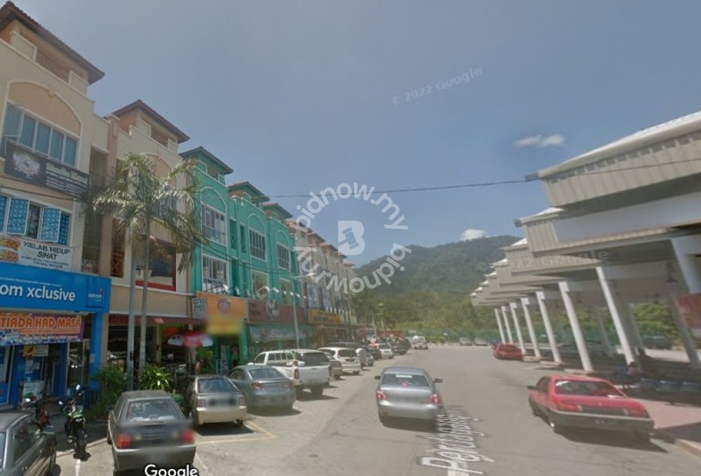 Raub 3-sty Shoplot, Next to Raub Bus Teminal 劳勿巴士总站，三层店出售